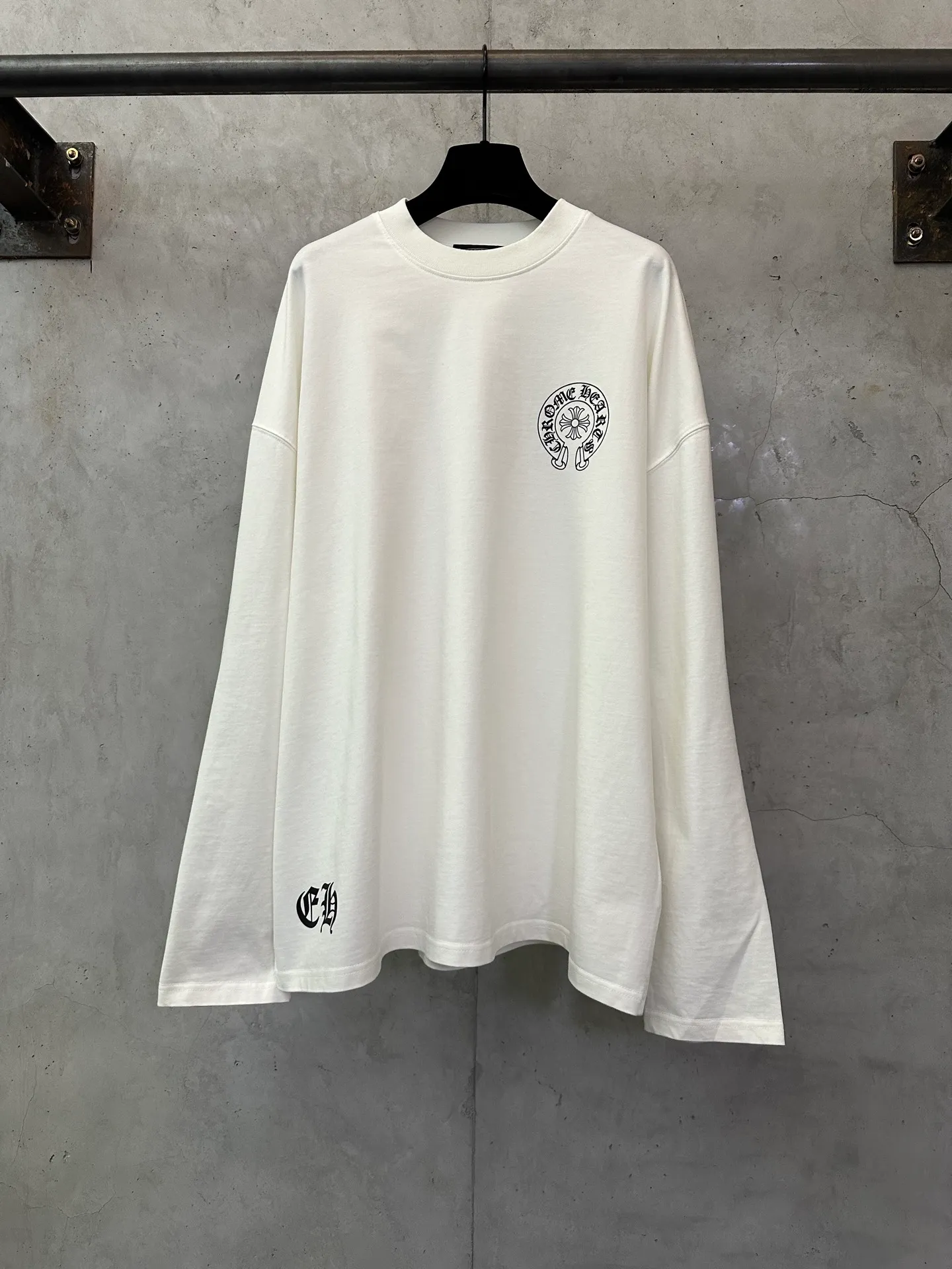 P320 Chrome Hearts 25ss Horseshoe Sanskrit flag printed round neck long-sleeved T-shirt. Fabric is high-definition, super heavyweight cotton, double yarn compact Xinjiang cotton. Weight: 320 grams. Clean cloth. Clear texture. Tight feel. Stiff. High color fastness. No deformation. No discoloration. Customized hardware. Thread. Accessories. Alignment. Same style for men and women. -Color: Black White -Size: XS S M L XL